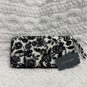 Vera Bradley Black and Cream Floral  Continental Wallet 🖤🤍